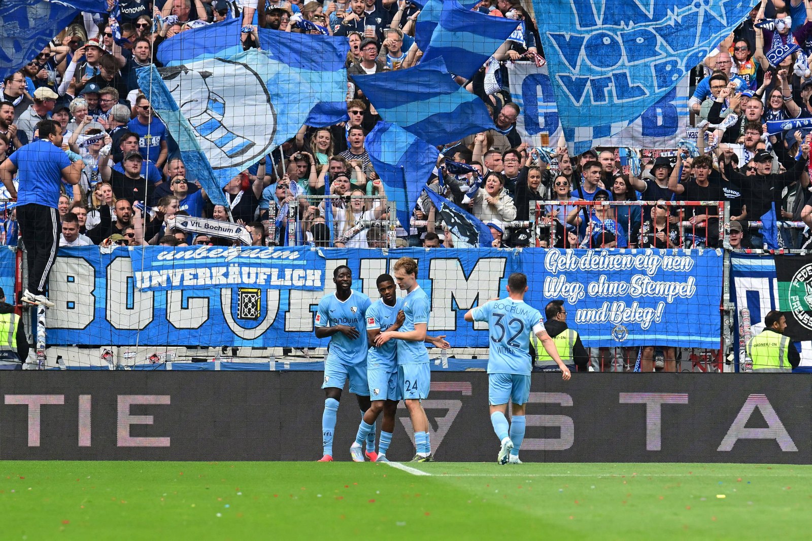Spieler des VfL Bochum jubeln vor der blau-weißen Fankurve