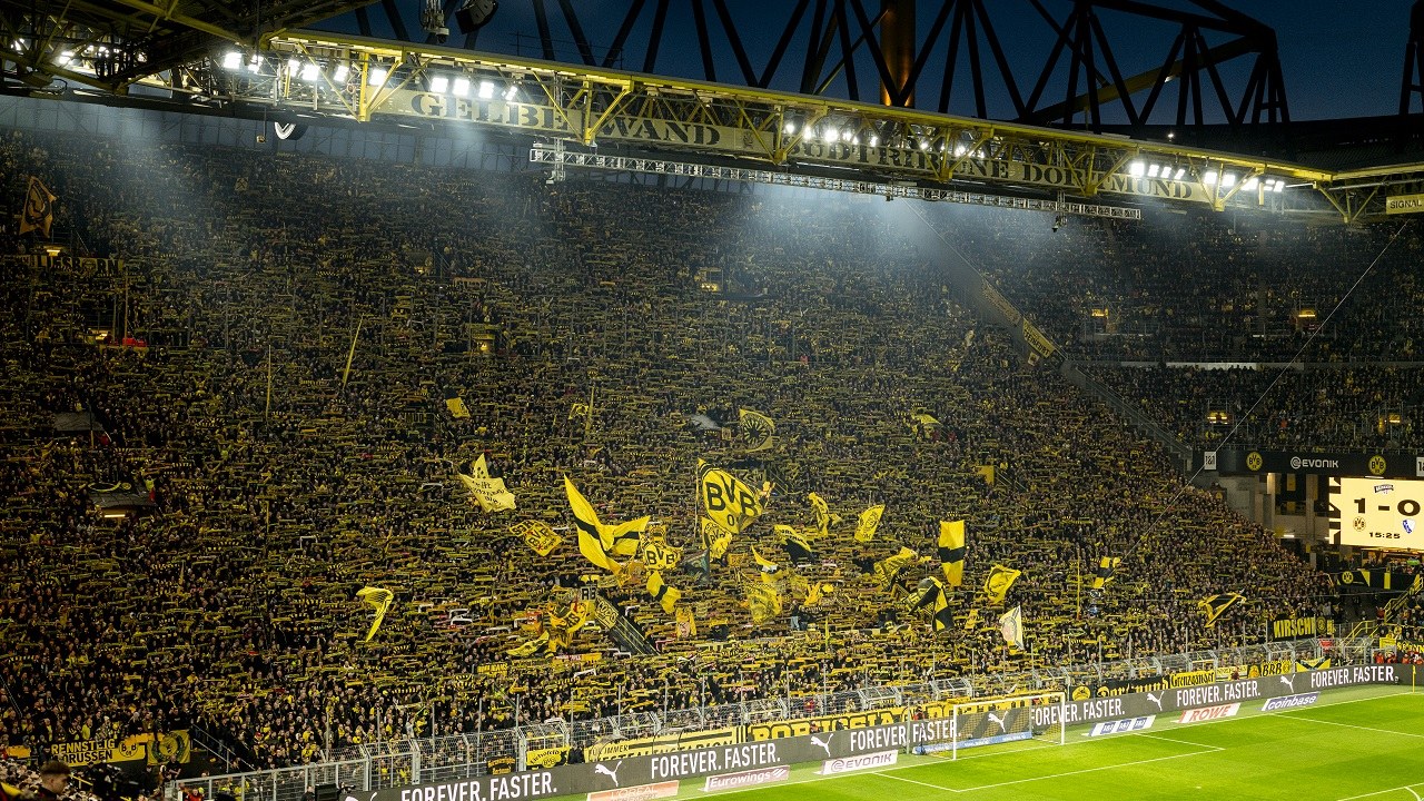 Die Südtribüne in Dortmund mit schwarz-gelben Schals und Fahnen