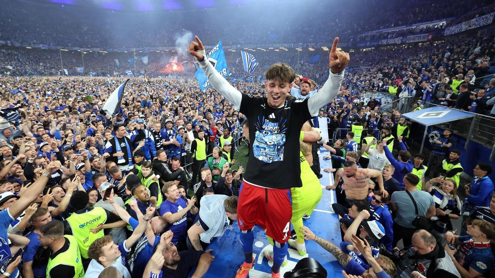 Ausgelassener Jubel mit Fans des Hamburger SV auf dem Rasen im Volksparkstadion